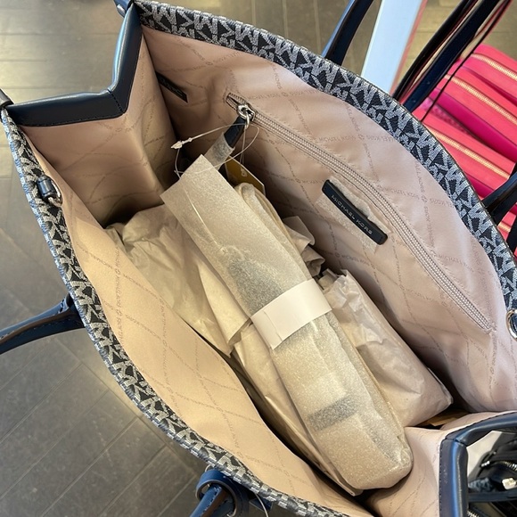 Michael Kors Mirella Medium Ombré Logo EW Tote Bag
Navy
NWT - Picture 12 of 14